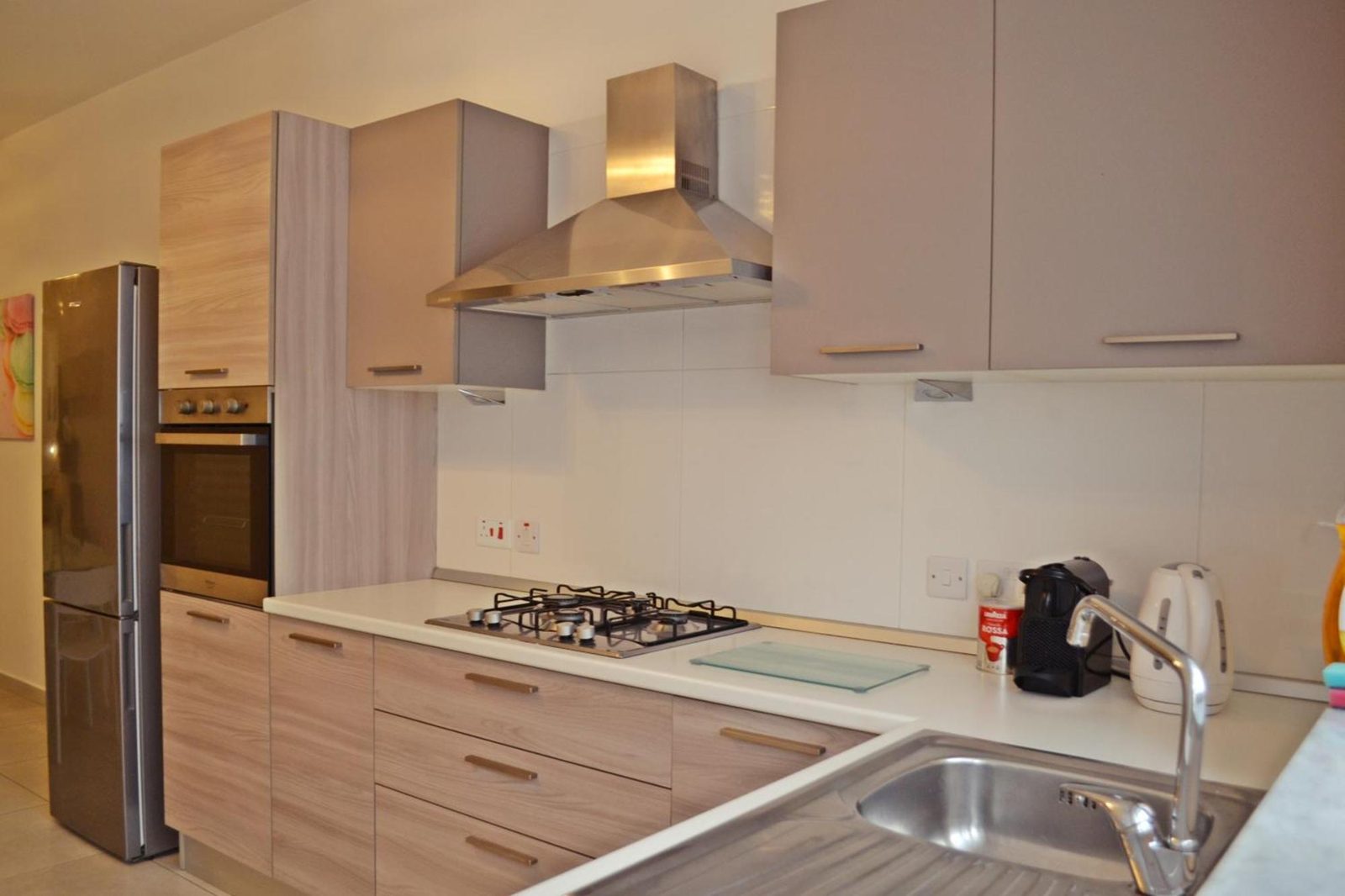 Fully equipped kitchen with gas hob, oven and extractor hood
